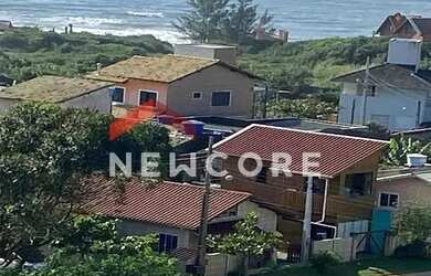 Imagem: A casa possui 3 Dormitórios, 2 Banheiros, 1 Vaga na garagem