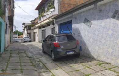 Imagem: A casa possui 4 Dormitórios, 2 Banheiros, 1 Vaga na garagem