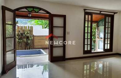 Imagem: A casa em condomínio possui 4 Dormitórios, 4 Banheiros, 2