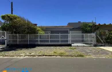 Imagem: A casa possui 3 Dormitórios, 2 Banheiros, 1 Vaga na garagem