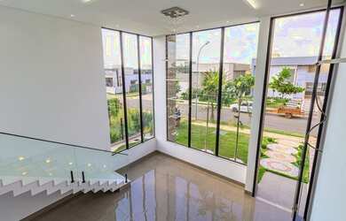 Imagem: A casa em condomínio possui 4 Dormitórios, 5 Banheiros, 2