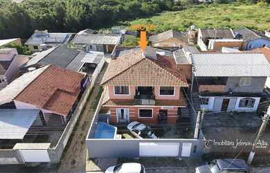 Imagem: A casa possui 5 Dormitórios, 3 Banheiros, 1 Vaga na garagem