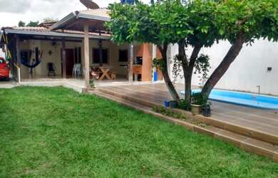 Imagem: A casa possui 3 Dormitórios e Acomodam 15 pessoas e está localizado