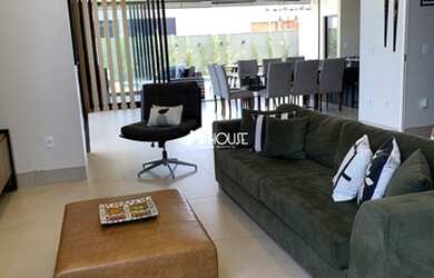 Imagem: A casa possui 4 Dormitórios, 5 Banheiros, 4 Vagas na garagem