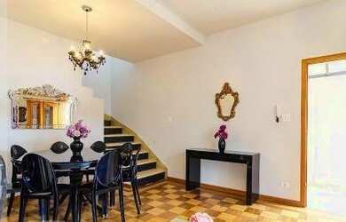 Imagem: A casa possui 2 Dormitórios, 3 Banheiros, 2 Vagas na garagem