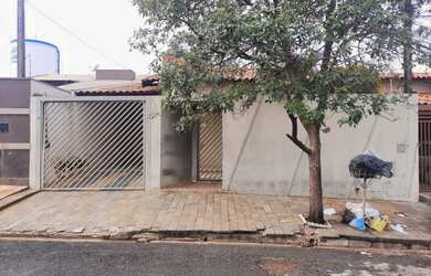 Imagem: A casa possui 4 Dormitórios, 2 Banheiros, 2 Vagas na garagem