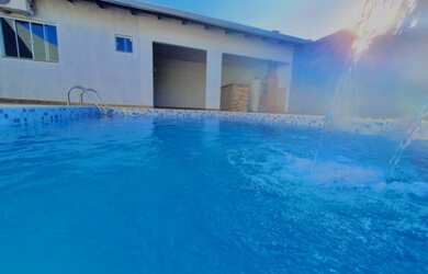 Imagem: A casa possui 4 Dormitórios, 3 Banheiros, 4 Vagas na garagem