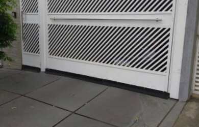 Imagem: A casa possui 2 Dormitórios, 1 Banheiro, 1 Vaga na garagem