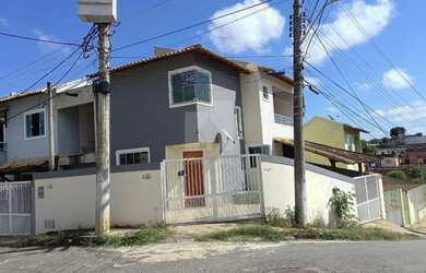 Imagem: A casa possui 2 Dormitórios, 2 Banheiros, 2 Vagas na garagem