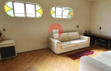 Imagem: A casa possui 4 Dormitórios, 3 Banheiros, 3 Vagas na garagem