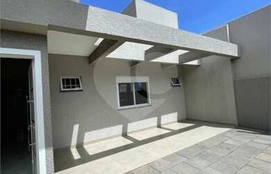 Imagem: A casa possui 3 Dormitórios, 1 Banheiro, 2 Vagas na garagem