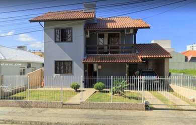 Imagem: A casa possui 3 Dormitórios, 4 Banheiros, 2 Vagas na garagem