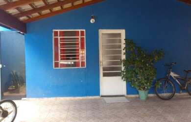 Imagem: A casa possui 2 Dormitórios, 1 Banheiro, 2 Vagas na garagem