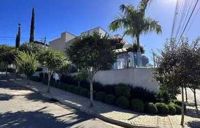 Imagem: A casa possui 3 Dormitórios, 3 Banheiros, 3 Vagas na garagem