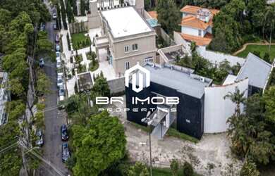 Imagem: O depósito possui 5 Vagas na garagem, 896m² de Área e está