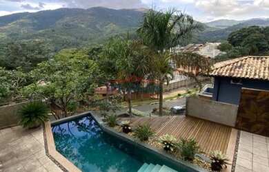 Imagem: A casa possui 4 Dormitórios, 5 Banheiros, 4 Vagas na garagem