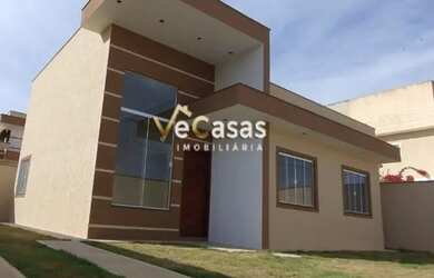 Imagem: A casa possui 3 Dormitórios, 2 Banheiros, 2 Vagas na garagem