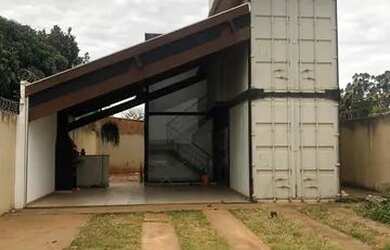 Imagem: A casa possui 2 Dormitórios, 3 Banheiros, 5 Vagas na garagem