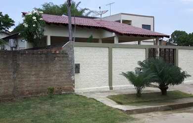 Imagem: A casa possui 3 Dormitórios, 3 Banheiros, 2 Vagas na garagem