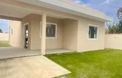 Imagem: A casa possui 3 Dormitórios, 2 Banheiros, 2 Vagas na garagem