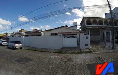 Imagem: A casa possui 3 Dormitórios, 4 Banheiros, 1 Vaga na garagem