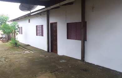 Imagem: A casa possui 3 Dormitórios, 2 Banheiros, 4 Vagas na garagem