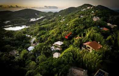 Imagem: A casa possui 3 Dormitórios, 2 Banheiros, 450m² de Área e