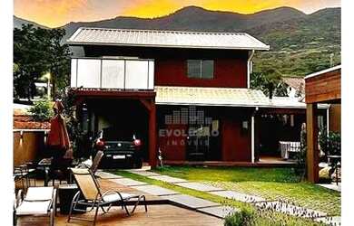 Imagem: A casa possui 3 Dormitórios, 3 Banheiros, 2 Vagas na garagem