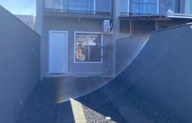 Imagem: A casa possui 2 Dormitórios, 2 Banheiros, 2 Vagas na garagem