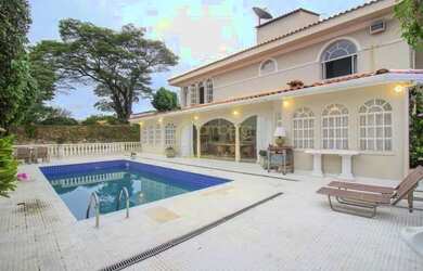 Imagem: A casa possui 5 Dormitórios, 5 Banheiros, 5 Vagas na garagem