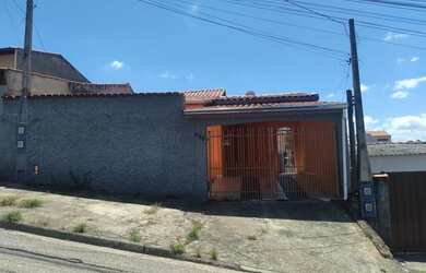 Imagem: A casa possui 2 Dormitórios, 1 Banheiro, 2 Vagas na garagem