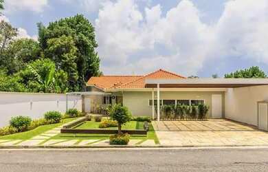 Imagem: A casa possui 3 Dormitórios, 5 Banheiros, 4 Vagas na garagem