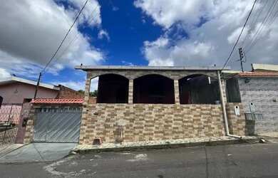 Imagem: A casa possui 3 Dormitórios, 2 Banheiros, 2 Vagas na garagem