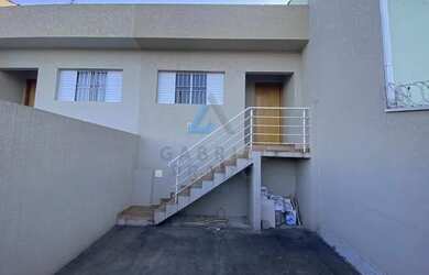 Imagem: A casa possui 2 Dormitórios, 2 Banheiros, 2 Vagas na garagem