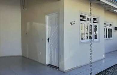 Imagem: A casa possui 3 Dormitórios, 1 Banheiro, 1 Vaga na garagem