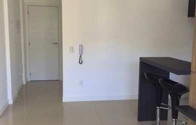 Imagem: O apartamento possui 1 Dormitório, 1 Banheiro, 1 Vaga na garagem