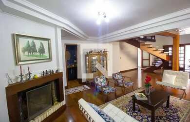 Imagem: A casa possui 4 Dormitórios, 3 Banheiros, 2 Vagas na garagem