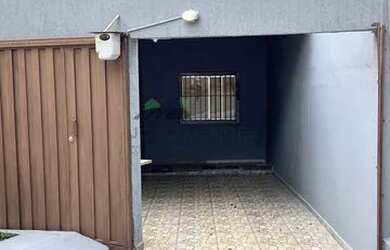 Imagem: A casa possui 1 Dormitório, 2 Banheiros, 2 Vagas na garagem