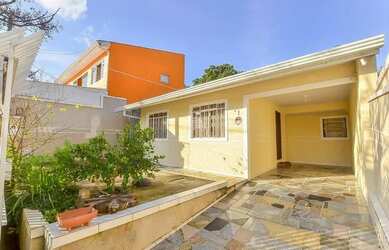 Imagem: A casa possui 3 Dormitórios, 2 Banheiros e está localizado