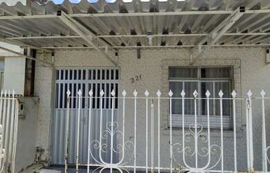 Imagem: A casa possui 3 Dormitórios, 1 Banheiro, 1 Vaga na garagem