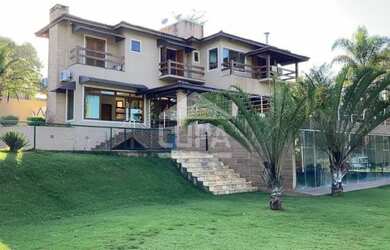 Imagem: A casa possui 4 Dormitórios, 5 Banheiros, 4 Vagas na garagem