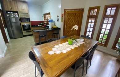 Imagem: A casa possui 3 Dormitórios, 2 Banheiros, 2 Vagas na garagem