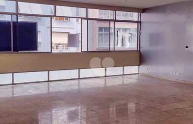 Imagem: O apartamento possui 3 Dormitórios, 1 Banheiro, 1 Vaga na garagem