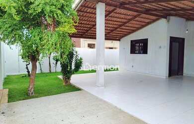 Imagem: A casa possui 3 Dormitórios, 2 Banheiros, 2 Vagas na garagem