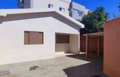 Imagem: A casa possui 2 Dormitórios, 2 Banheiros, 3 Vagas na garagem