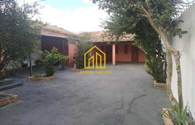 Imagem: A casa possui 4 Dormitórios, 3 Banheiros, 5 Vagas na garagem