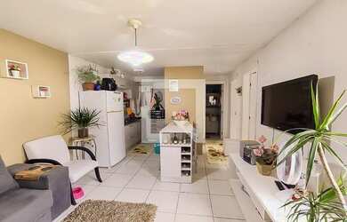 Imagem: O apartamento possui 2 Dormitórios, 1 Banheiro, 1 Vaga na garagem