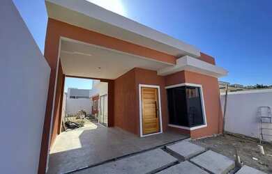 Imagem: A casa possui 3 Dormitórios, 2 Banheiros, 3 Vagas na garagem