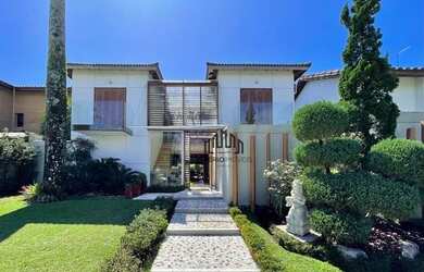 Imagem: A casa em condomínio possui 5 Dormitórios, 5 Banheiros, 303m²