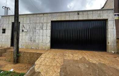 Imagem: A casa possui 4 Dormitórios, 3 Banheiros, 1 Vaga na garagem